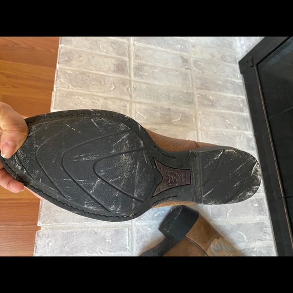 Men’s Size 10 Ariat Boots - Picture 2 of 2